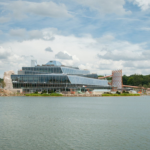 Vue sur l'extérieur du bâtiment Aqualagon - Arbonis