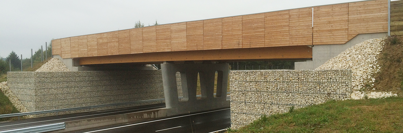 Pont réalisé en structure mixte bois-béton
